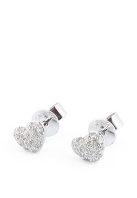 Srebrni uhani v obliki srca z teksturirano površino, ki vsebujejo majhne sferične detajle. Vključeni so sponki z ravnimi hrbtoma za varno nošenje.