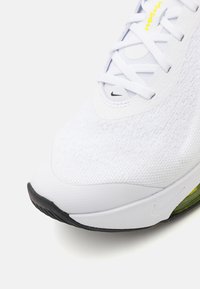 Nike Performance VERSAIR - Pantofi training - white/cyber volt/black