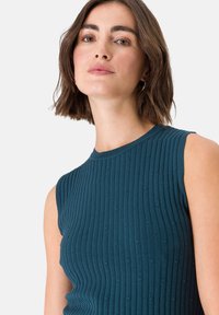 zero MIT RUNDHALSAUSSCHNITT - Felső - reflecting pond