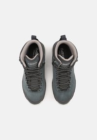 Blauw-grijze wandelschoenen van suede en textiel, met een hoge enkel, ronde veters, een trekhaak en een contrasterende donkere zool.