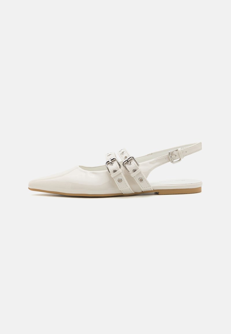 Des ballerines à bride arrière en cuir verni blanc brillant avec un bout pointu, un design à double sangle et des boucles en argent. Talon plat et style minimaliste.