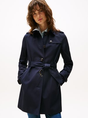 Marine trenchcoat met een ceintuur in de taille, knoopsluitingen en dubbele schouderepauletten; heeft een soepele textuur en een getailleerde pasvorm.