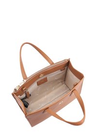 Bruine leren totebag met twee handvatten, ritssluiting en binnenzakken. Gladde textuur en beige voering met bedrukt logopatroon.