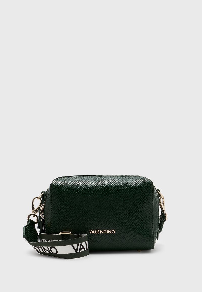 Zelená texturovaná kožená kabelka přes rameno obdélníkového tvaru, se zlatým kováním a látkovým popruhem s opakujícím se vzorem loga.