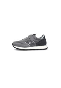 Scarpa da ginnastica grigia con tomaia in suede e tessuto testurizzato, caratterizzata da una fascia in Velcro, chiusura con lacci e una suola in gomma bianca con battistrada.