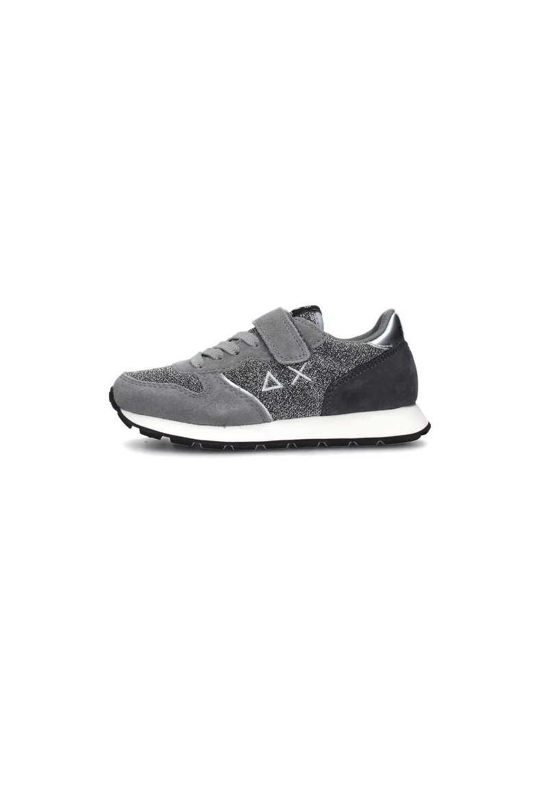 Scarpa da ginnastica grigia con tomaia in suede e tessuto testurizzato, caratterizzata da una fascia in Velcro, chiusura con lacci e una suola in gomma bianca con battistrada.