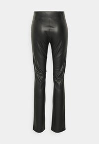 Pantalon noir en simili cuir à taille haute avec une coupe slim au niveau des cuisses et une légère évasement aux chevilles, vu de dos.