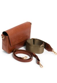 Borsa a tracolla in pelle marrone con chiusura a pattina, accompagnata da una tracolla marrone abbinata e da una tracolla regolabile con motivo oro e nero.