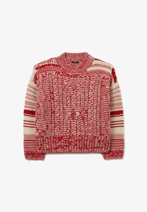 Suéter de punto rojo y beige con patrones intrincados, dobladillo acanalado, mangas texturizadas, cuello redondo y rayas contrastantes.