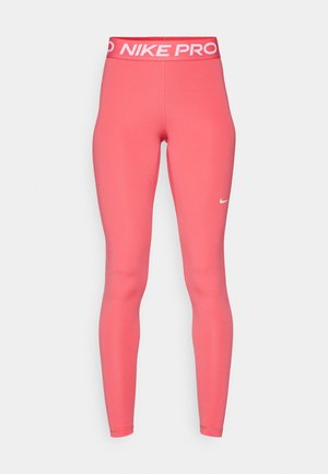 Nike Pro Leggings in leuchtendem Korallenrot, mit einem breiten, weißen Logo-Bund und einem glatten, körpernahen Design, das zum Knöchel hin schmaler wird.