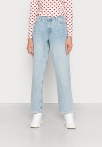 Jeans de cintura alta em azul claro, com perna reta, feitos de denim, apresentando um fechamento frontal por botão e um design tradicional de cinco bolsos.