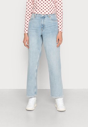 Jeans de cintura alta em azul claro, com perna reta, feitos de denim, apresentando um fechamento frontal por botão e um design tradicional de cinco bolsos.