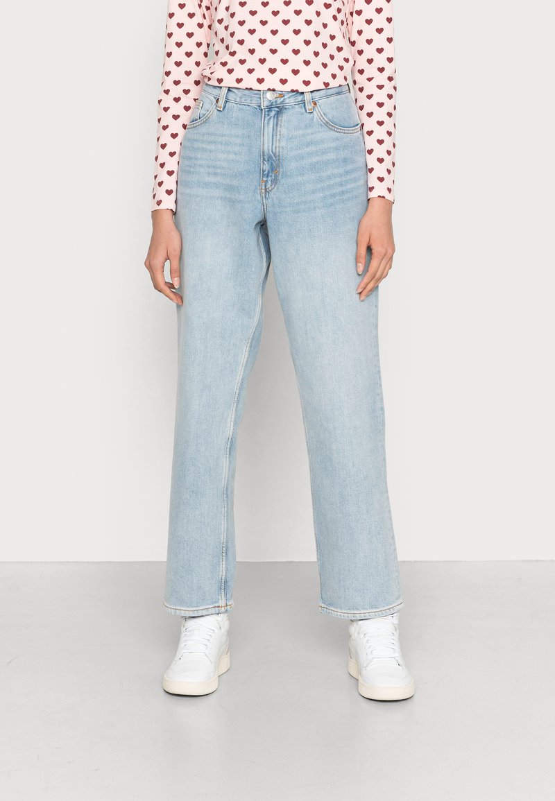 Jeans de cintura alta em azul claro, com perna reta, feitos de denim, apresentando um fechamento frontal por botão e um design tradicional de cinco bolsos.