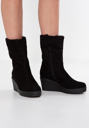 XTI, Bottines compensées - black