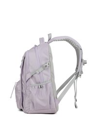 Zaino in nylon viola con più scomparti con zip, dettagli grigi e spallacci regolabili e imbottiti. Pannello posteriore in rete testurizzata per la traspirabilità.
