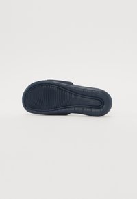 Talpa de adidași bleu marin cu caneluri texturate și accente ridicate. Prezintă un vârf rotunjit și o compoziție din cauciuc rezistent.