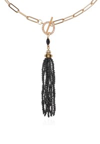 Collier doré ornée d'un grand fermoir circulaire avec des strass et d'une frange de perles noires descendant, dotée d'un capuchon décoratif.