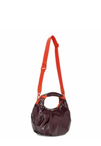 Lila, gepolsterte Handtasche mit glänzendem Finish, rotem verstellbarem Schultergurt und Akzenten, rundem Griff und einer strukturierten, gerafften Optik.