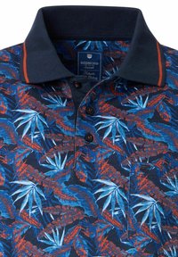 Granatowa koszulka polo z czerwono-niebieskim wzorem tropikalnych liści, trzema guzikami, ciemnym kołnierzykiem i kieszonką z przodu.