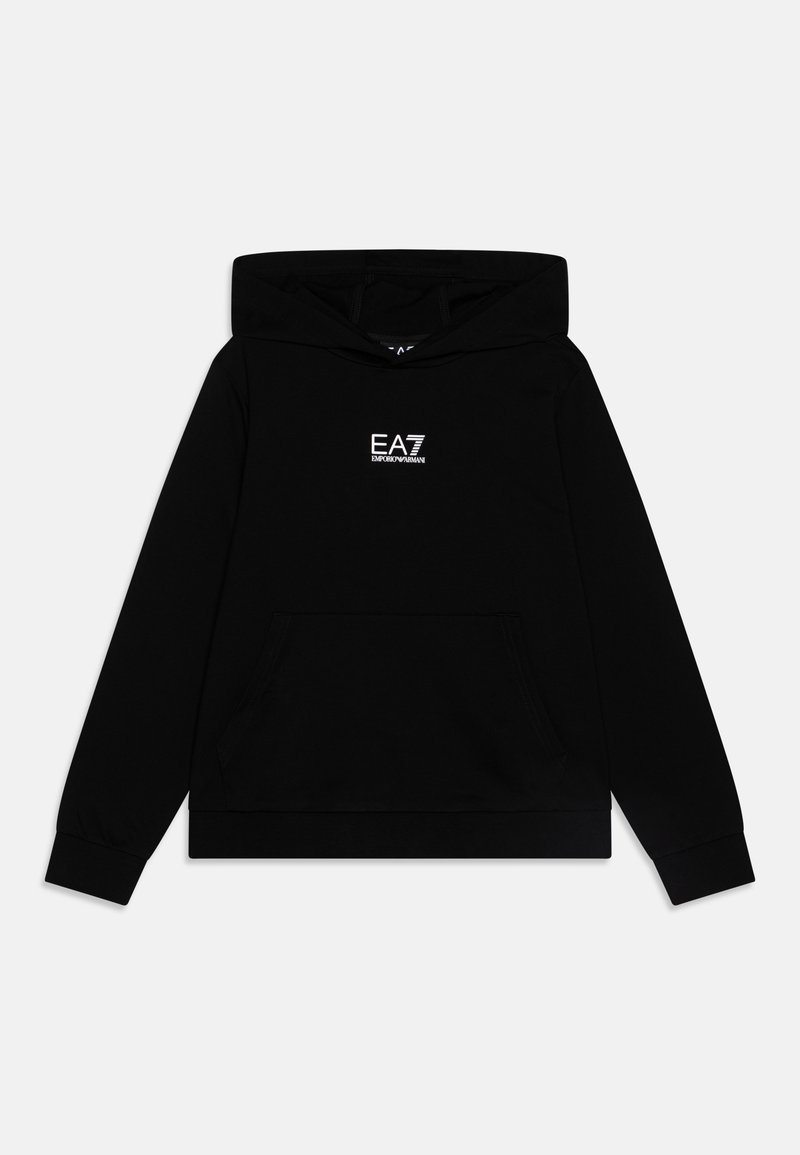 Sudadera con capucha negra hecha de una tela suave, que cuenta con un bolsillo canguro en la parte frontal y un logo blanco de EA7 en el pecho. Mangas largas y puños acanalados.