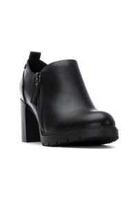 Botas de tobillo de cuero negro con un tacón ancho, cremallera lateral y suela de goma texturizada, con un diseño elegante y una puntera ligeramente redondeada.