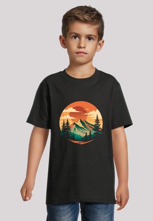 Schwarzes Baumwoll-T-Shirt mit einem kreisförmigen Grafikmuster von Bergen und Bäumen in orange, grün und beige Tönen. Kurzarm und Rundhalsausschnitt.