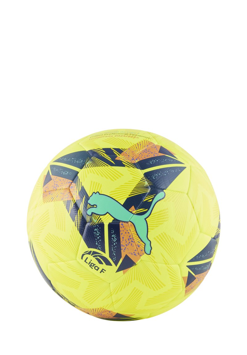 Žuta nogometna lopta s geometrijskim uzorkom, koja sadrži crne i narančaste akcentne boje. Uključuje tirkizni Puma logo i "Liga F" brand.