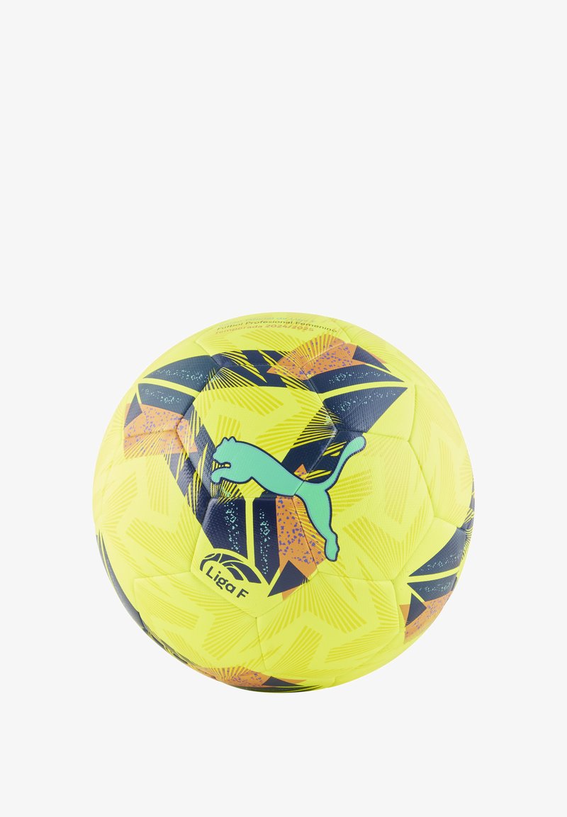 Žuta nogometna lopta s geometrijskim uzorkom, koja sadrži crne i narančaste akcentne boje. Uključuje tirkizni Puma logo i "Liga F" brand.