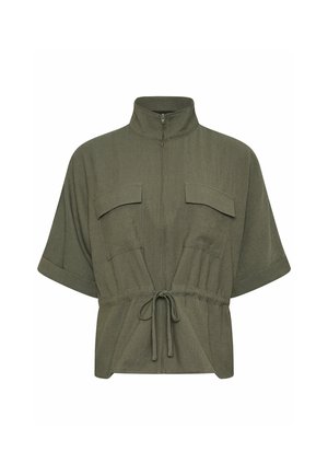 Chaqueta de manga corta en verde oliva con cremallera frontal, cuello alto, dos bolsillos en el pecho con solapas y cintura ajustable con cordón.