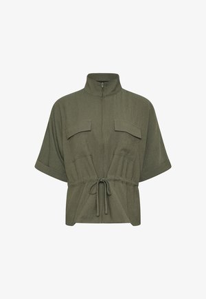 Giacca verde oliva a maniche corte con zip frontale, collo alto, due tasche sul petto con pattine e vita regolabile con coulisse.