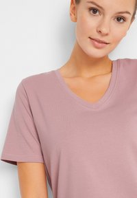 bonprix LONG MIT V-AUSSCHNITT UND KURZARM 2ER PACK BEQUEMES - T-shirt basic - black