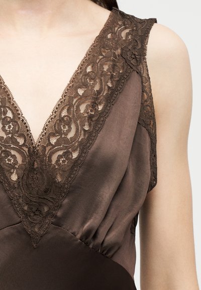 Καφέ σατινέ τοπ χωρίς μανίκια με βαθιά V-λαιμόκοψη, διακοσμημένο με περίτεχνη δαντέλα με λουλουδάτο σχέδιο κατά μήκος των άκρων και των τιράντων στους ώμους.