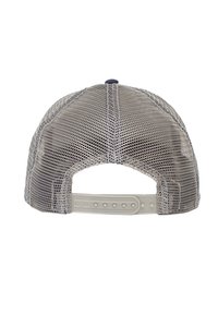 Gorra trucker de malla gris con una correa ajustable blanca sólida. Presenta una corona redondeada y un visera plana, mostrando un diseño texturizado de tejido abierto.