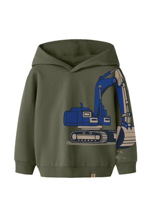 Sweat à capuche vert olive pour enfant avec un motif d’excavatrice bleu et beige qui s’étend du devant jusqu’à la manche droite.