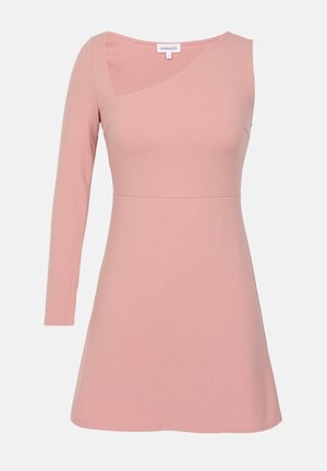 Růžové dlouhé šaty s asymetrickým výstřihem a upnutým korzetem, které se rozšiřují do volné sukně. Měkká, hladká tkanina s mírným elastickým efektem.