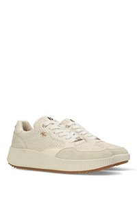 Sneakers bianchi realizzati in materiali mesh e suede, con una suola spessa e rigata, dettagli in hardware dorato e una finitura testurizzata sulla parte superiore.