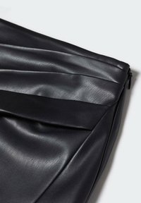 Schwarze Ledertasche mit einer strukturierten, glatten Oberfläche. Sie verfügt über Falten und einen Reißverschluss und präsentiert ein schlankes, minimalistisches Design.