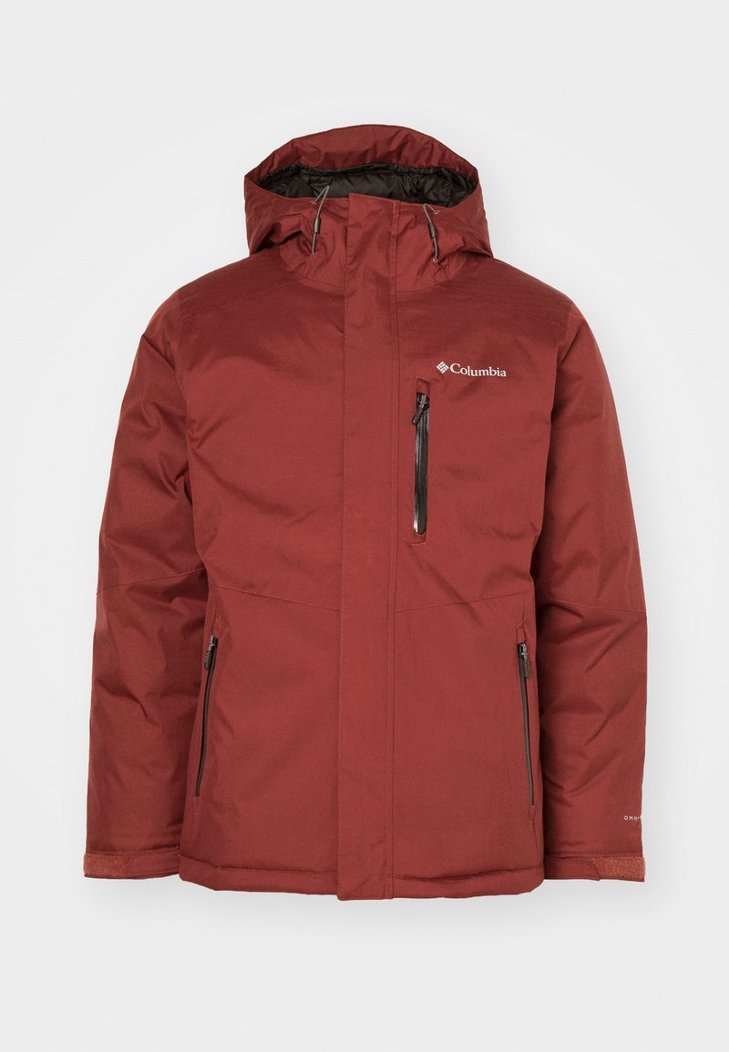 Chaqueta impermeable color burdeos con capucha, cierre frontal y bolsillos laterales. Tejido texturizado con logo en la parte superior izquierda del pecho.