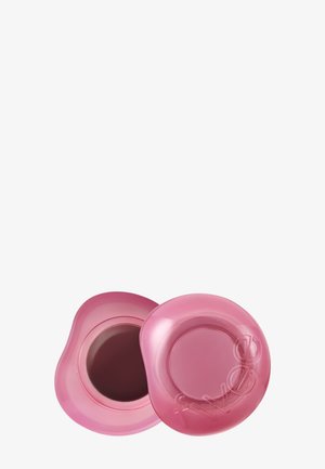 Contenant rond rose ouvert avec un couvercle assorti présentant un motif incurvé embossé sur fond blanc.