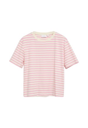 Koszulka z krótkim rękawem i okrągłym dekoltem z poziomymi różowo-białymi paskami, rozłożona na płasko na białym tle.