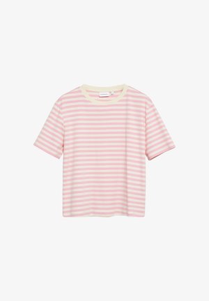 Koszulka z krótkim rękawem i okrągłym dekoltem z poziomymi różowo-białymi paskami, rozłożona na płasko na białym tle.