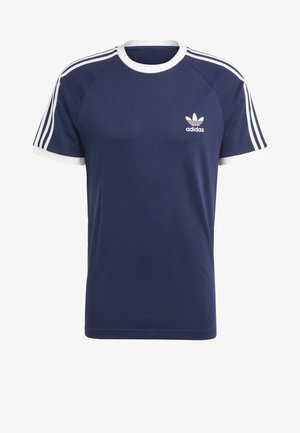 T-shirt bleu marine à manches courtes avec col et poignets côtelés blancs. Présente trois bandes blanches sur chaque épaule et un petit logo blanc.