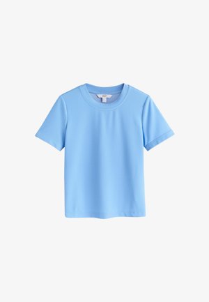 Világoskék, rövid ujjú póló, kerek nyakkivágással, egyszínű dizájnnal, és belső nyakrészen látható márkajelzéssel.