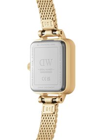 Goldfarbene Edelstahl-Uhr mit einem rechteckigen Gehäuse. Die Rückseite ist mit Gravuren versehen und verfügt über ein Mesh-Armband, das eine glatte Metalloberfläche zeigt.