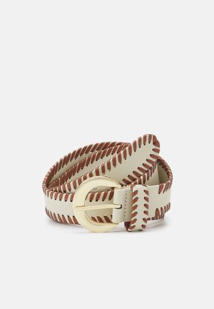 Roomkleurige leren riem met bruin gestikte randen en een gouden ronde gesp, opgerold op een wit oppervlak.