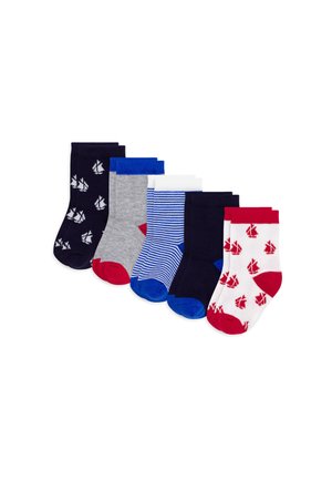 Set di cinque calzini in cotone nei colori navy, grigio, bianco e rosso. Include motivi a barche a vela, righe e accenti colorati sulla punta.