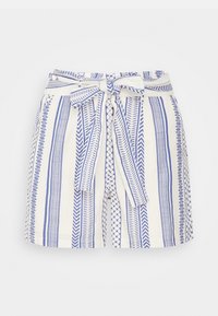 Pruhované šortky v bílé a modré barvě, s látkovým páskem. Vzory zahrnují herringbone a geometrické designy, s volným střihem.