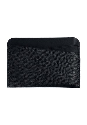 Cartera portatarjetas de cuero negro texturizado con múltiples ranuras para tarjetas y bordes cosidos sobre fondo blanco.