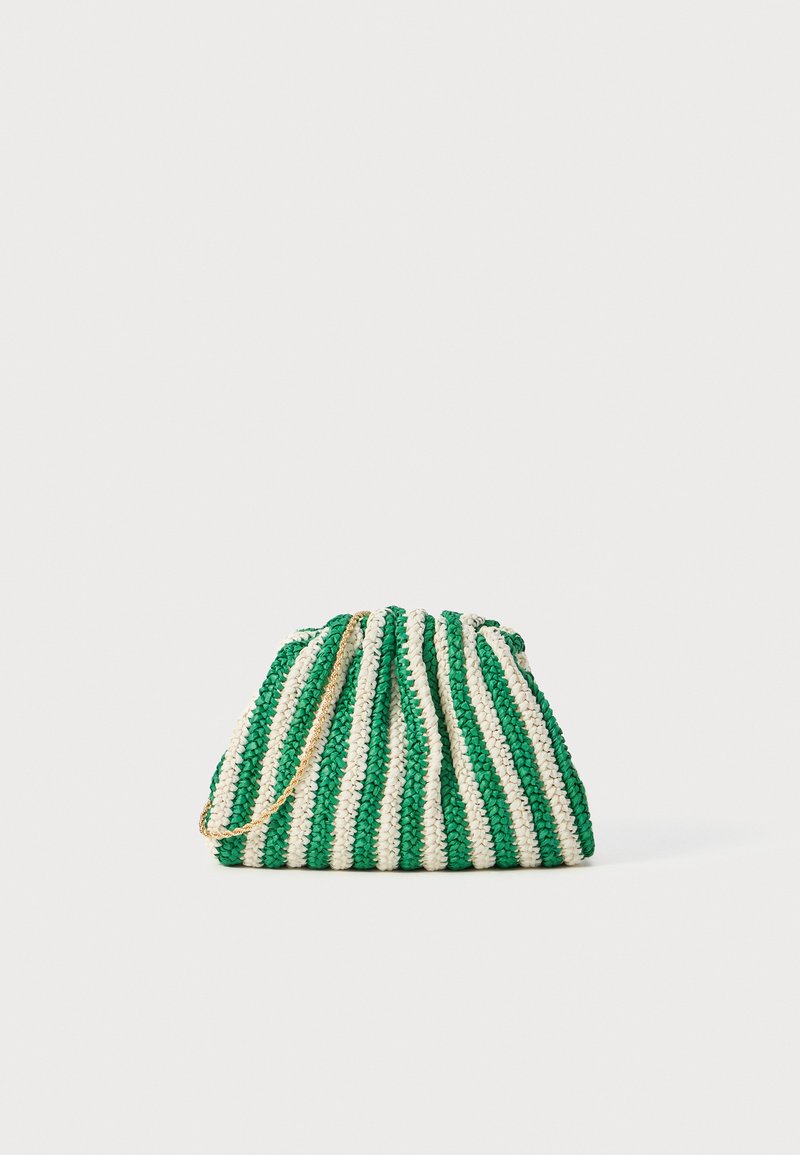 Sac tissé vert et crème à rayures avec un haut froncé et une bandoulière en chaîne dorée. Texture douce, forme arrondie et motif de couleur distinct.