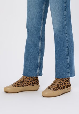 Zapatillas altas de estampado de leopardo con suela de goma beige, diseño de cordones y textura suave similar a piel; combinadas con vaqueros de pierna recta de mezclilla azul.